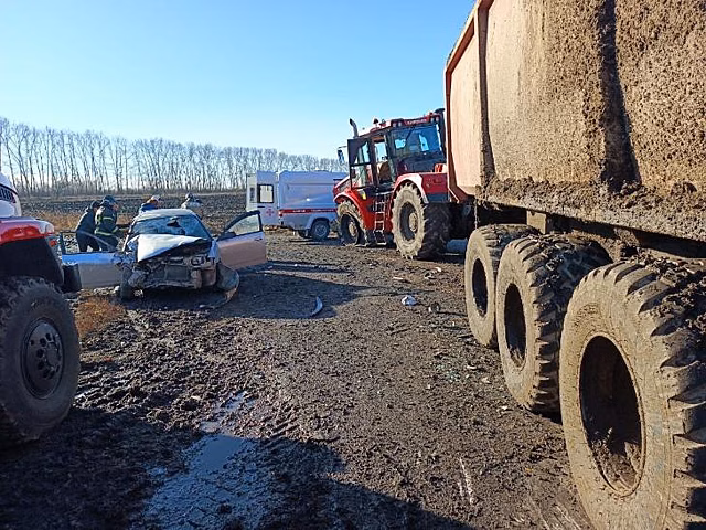 Пассажир Nissan погиб в ДТП с трактором под Новосибирском
