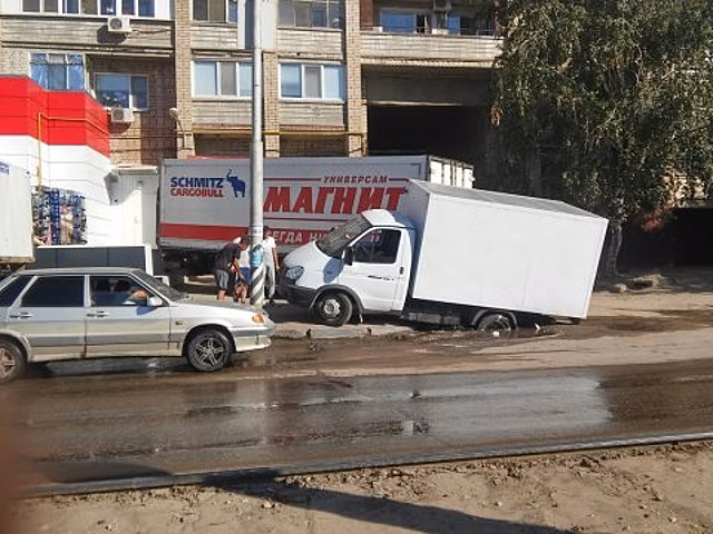 На Огородной грузовик провалился в яму с водой