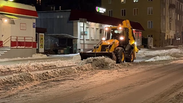 В Кирове чистят парковочные карманы, остановки и пешеходные переходы