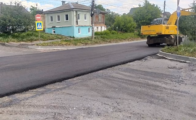 В Курске продолжают ремонт 1,7 км дороги на улице Пионеров
