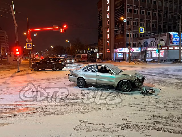 В серьёзном ДТП в центре Благовещенска пострадали 2 человека, в том числе подросток