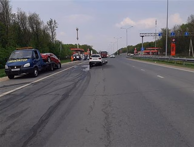 Около Самары женщина на иномарке врезалась в эвакуатор