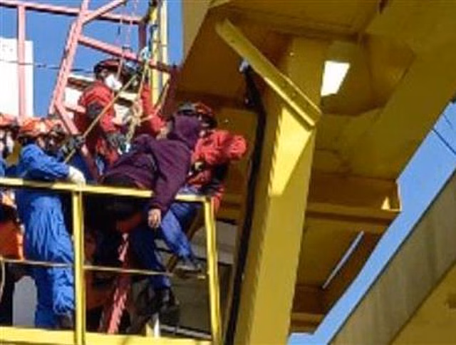 В Кинеле спасатели снимали с крана машиниста, которой стало плохо