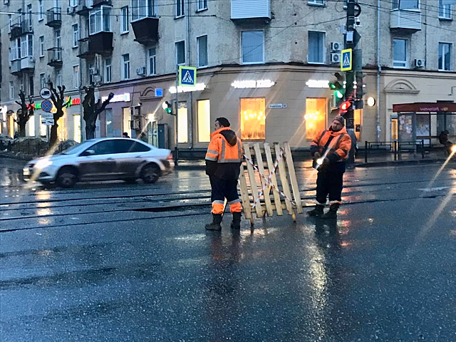 Владелец машины, угодившей в провал на улице Ленина в Ижевске, пожаловался на реакцию дорожной полиции