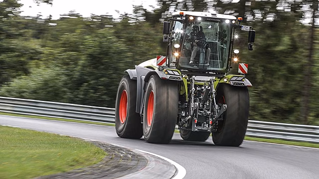 Посмотрите, как 17-тонный трактор Claas Xerion 5000 VC устанавливает рекорд круга Нюрбургринга
