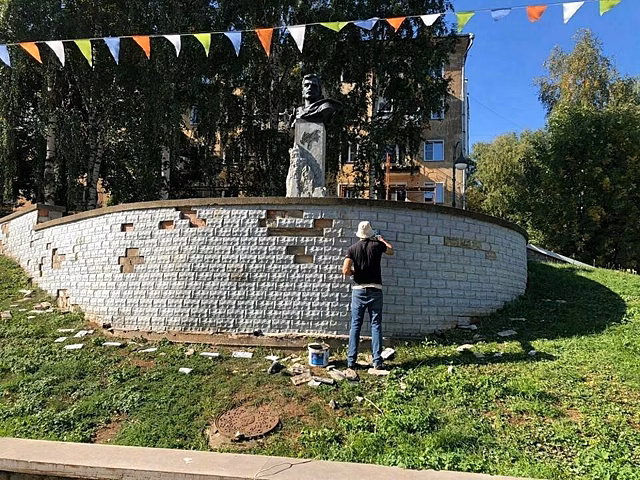 Цоколь памятника Грину отремонтируют в сентябре