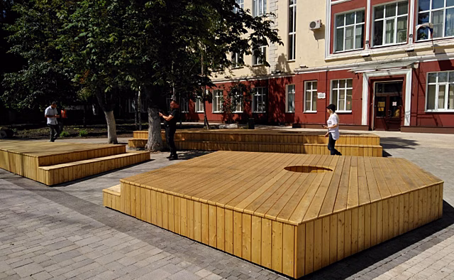 В Курске в сквере на площади Перекальского продолжаются работы