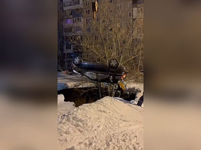 Легковой автомобиль провалился под землю в Уфе