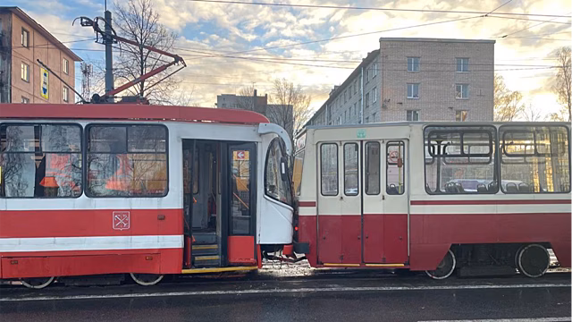 Появились кадры с места столкновения двух трамваев в Петербурге