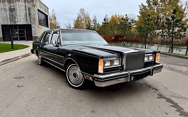 В Москве продают культовый Lincoln Town Car 1984 года