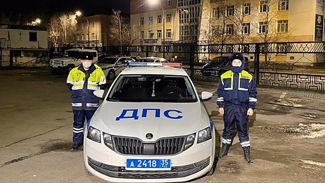Полицейские помогли вологжанке оттолкнуть сломанную машину