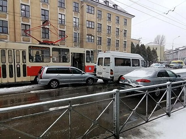 На Советском проспекте из-за столкновения микроавтобуса и легковушки встали трамваи, образовалась пробка