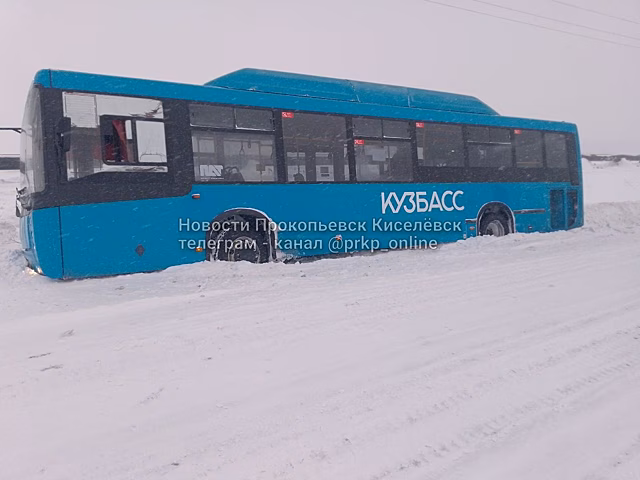 Пассажирский автобус слетел с дороги в сугроб в Кузбассе