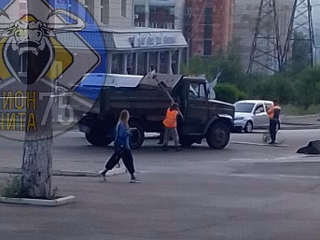 Дорожники демонтируют провалившегося лежачего полицейского напротив ТЦ Царский в Чите