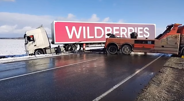 На трассе из Тюмени в Омск перекрыли проезд из-за ДТП с фурой Wildberries