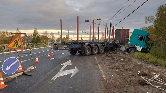 Житель Вологды влетел в дорожное ограждение в Емецке