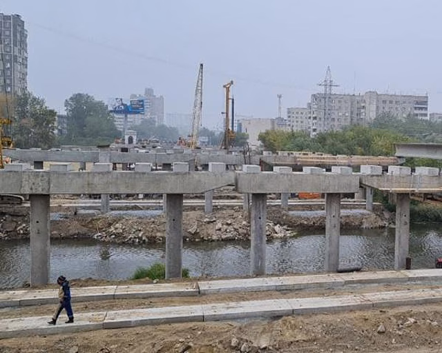 На Ленинградском мосту в Челябинске начали устанавливать балки