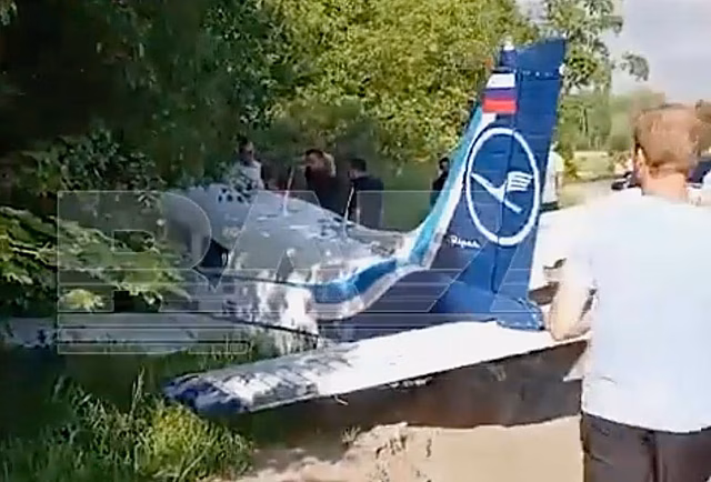 В Подмосковье самолет приземлился на шоссе и попал на видео