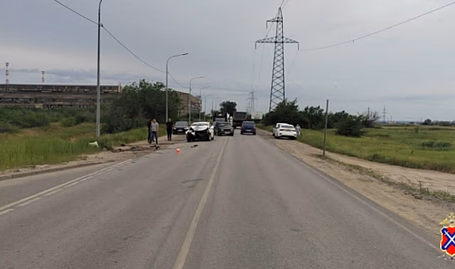 На севере Волгограда KIA вылетела на встречную полосу и врезалась в Lada