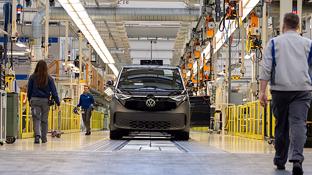 Кризис в немецком автопроме: Volkswagen уволит 50 тысяч сотрудников