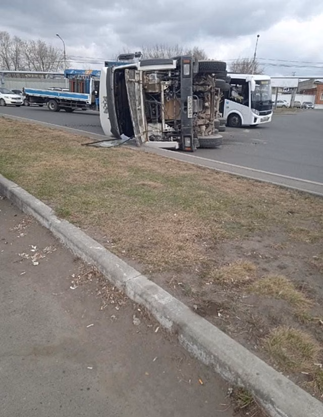 В Красноярске перевернулся грузовой автомобиль с прицепом