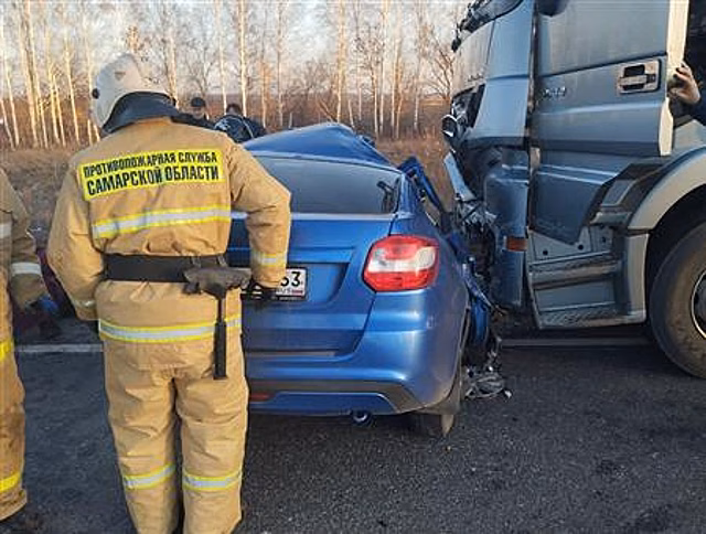 Водитель Lada погиб после столкновения с грузовиком в Самарской области