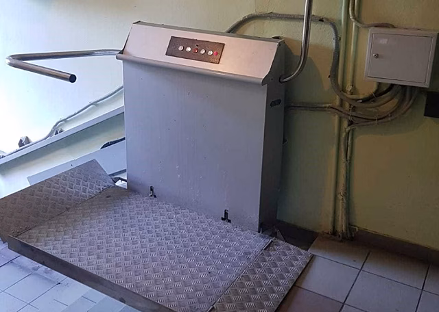 Работу подъемника для маломобильных жителей наладили в доме на улице Академика Семенова