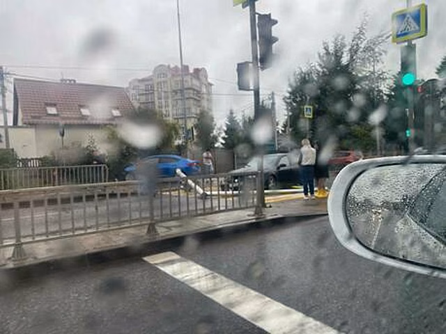 Две машины и один фонарь: в Васильково из-за аварии полностью перекрыты полосы в направлении Калининграда