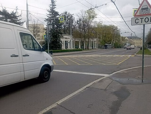 Одни стоят, другие едут: на Театральной обновлённая разметка путает водителей