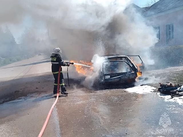 В Русский Брод Верховского района сгорел автомобиль ВАЗ 2114