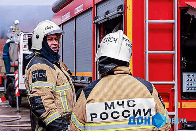 В Батайске загорелась автомастерская