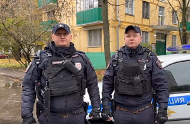 Столичные полицейские оказали помощь жильцам многоквартирного дома во время возгорания