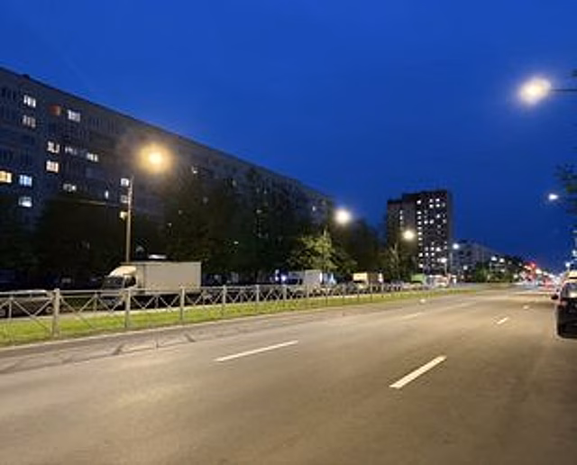 В Петербурге полностью обновлено наружное освещение на одной из ключевых магистралей Выборгского района — проспекте Художников
