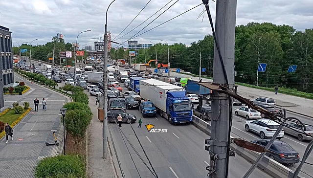 В Новосибирске два ДТП парализовали движение по улице Большевистской