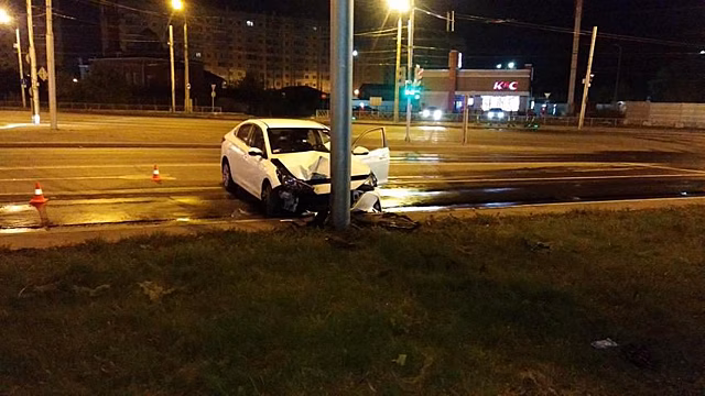 В Красноярске пьяный водитель врезался в столб при побеге от полиции