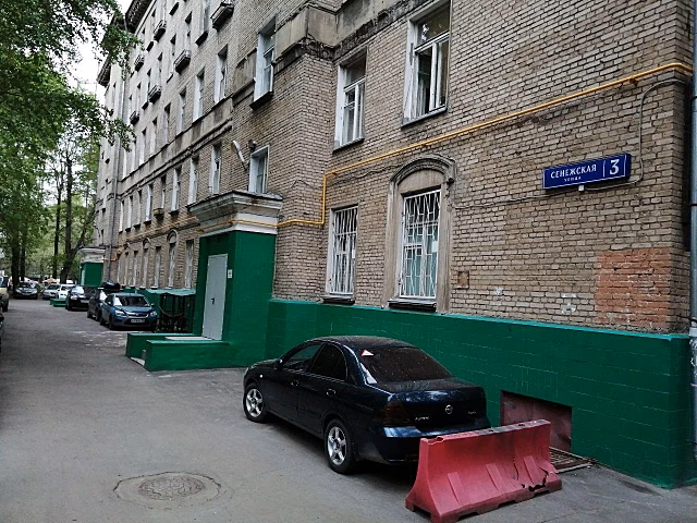 «Положительные» и «отрицательные»: у общежития Мосгортранса устроили митинг