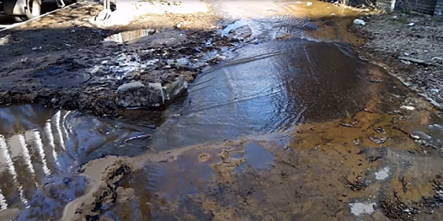 Потоки воды заливают улицу Ижорскую