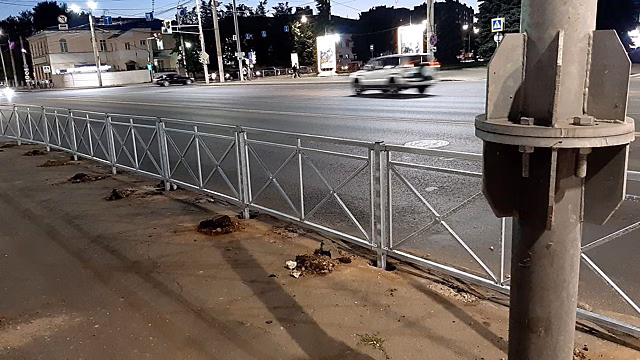 Костромичи обсуждают могильные кресты на центральной улицы Костромы