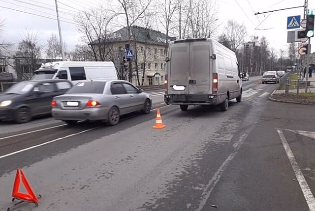 Пожилая женщина пострадала в тройном ДТП на Первомайском проспекте