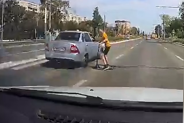 В Оренбурге оштрафовали водителя, который чуть не сбил подростка на переходе