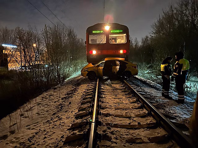 Такси с пассажиром попало под электричку в Подмосковье