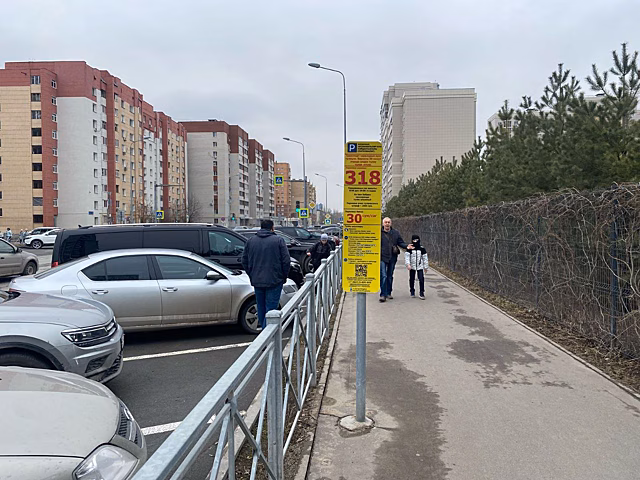 На платных парковках стали появляться желтые знаки