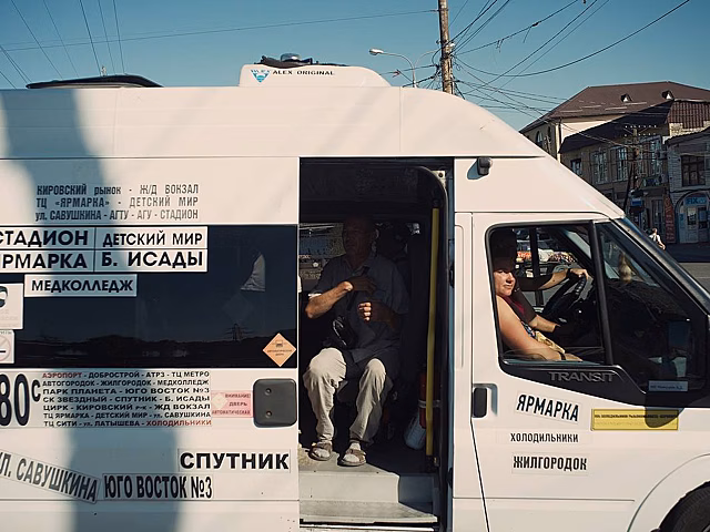 В российском городе маршрутка врезалась в жилой дом