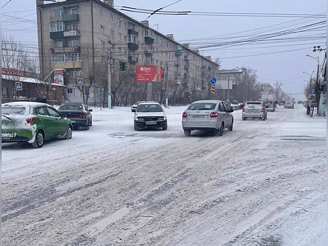 В Чите из-за снегопада случился транспортный коллапс