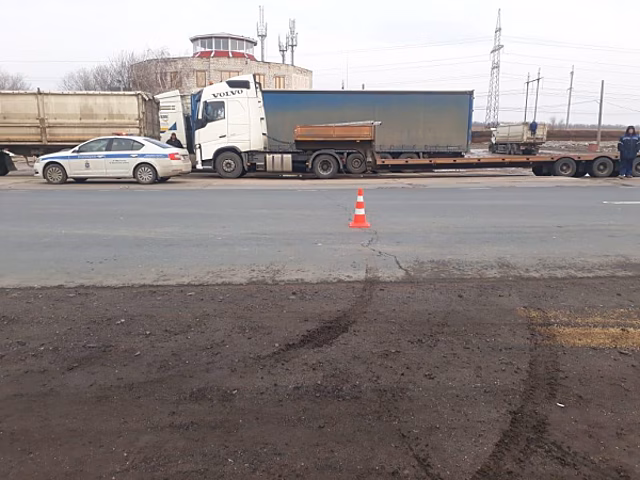 На трассе в Волжском районе столкнулись две фуры