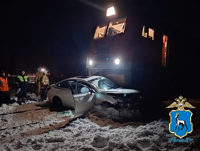 В Богатовском районе женщина на авто столкнулась с поездом