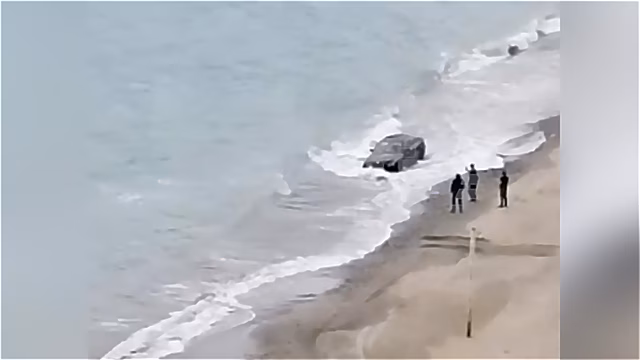 Пьяные туристы на Кубани утопили в море BMW ради красивых снимков