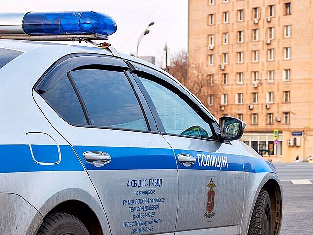 В Москве водитель на дороге включил автопилот и ушел в магазин