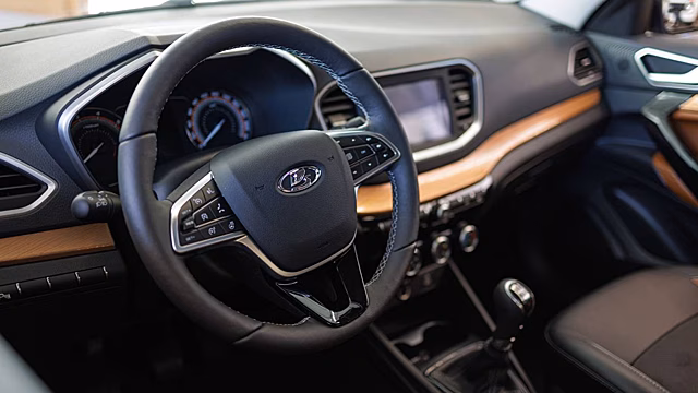 Как кнопки на руле Lada Vesta помогают водителю не отвлекаться от дороги
