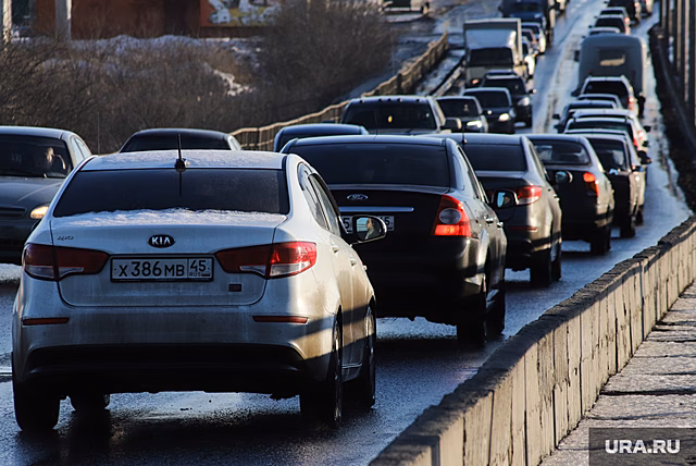 В постоянном месте пробок в Екатеринбурге начали строить мост